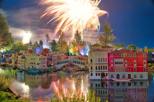 An den ersten drei August-Samstagen (2., 9. und 16. August) mit extralangen Öffnungszeiten bis 22 Uhr bildet das atemberaubende Abschluss-Feuerwerk den spektakulären Höhepunkt eines spannenden Tages voller Bauaktionen, der einzigartigen LEGOLAND Parade, Artistik und Livemusik im ganzen Park.