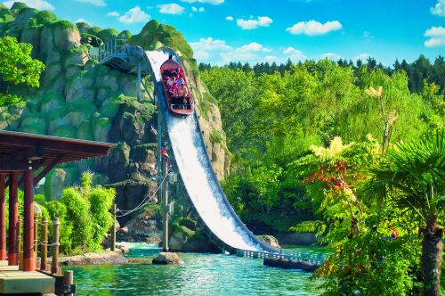 An heißen Sommertagen sorgen spritzige Wasserattraktionen im LEGOLAND Deutschland Resort für die perfekte Abkühlung.