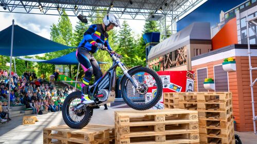 Bei der actiongeladenen LEGO City Sommershow im LEGOLAND Deutschland begeistern internationale Ausnahme-Künstler mit spektakulären Motorradstunts, spannenden Skateboard-Tricks und packenden Show-Einlagen die Gäste.