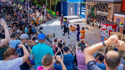 In der neuen LEGO City Sommershow erleben die LEGOLAND Gäste, wie Polizei-Leutnant Duke DeTain und sein Team mit rasanter Action und atemberaubenden Stunts versuchen, die Bösewichte aufzuhalten. 