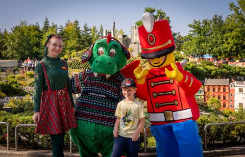 LEGOLAND Parkdrache Olli kann Weihnachten kaum noch erwarten und überraschte mit Elfe und dem Spielzeugsoldaten die Parkbesucher mitten im Spätsommer mit kleinen Geschenken und jeder Menge Weihnachtsstimmung.