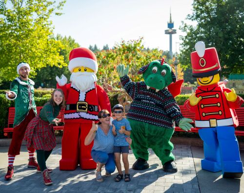 LEGOLAND Parkdrache Olli kann Weihnachten kaum noch erwarten und überraschte mit Elfen, dem LEGOLAND Weihnachtsmann und dem Spielzeugsoldaten die Parkbesucher mitten im Spätsommer mit kleinen Geschenken und jeder Menge Weihnachtsstimmung.