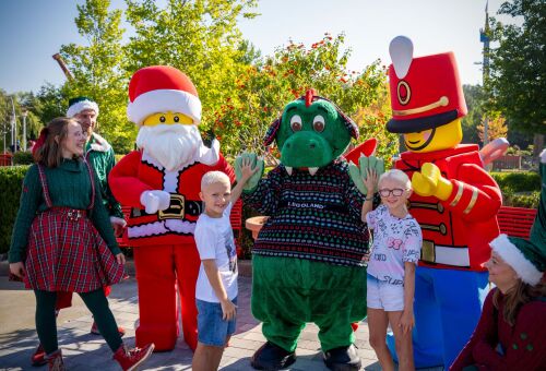 LEGOLAND Parkdrache Olli verteilte mit Elfen, dem LEGOLAND Weihnachtsmann und dem Spielzeugsoldaten Geschenke an die überraschten Gäste, um sie auf das bevorstehende WinterWonder LEGOLAND vom 28. November 2025 bis 06. Januar 2026 einzustimmen.