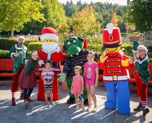 LEGOLAND Parkdrache Olli verteilte mit Elfen, dem LEGOLAND Weihnachtsmann und dem Spielzeugsoldaten Geschenke an die überraschten Gäste, um sie auf das bevorstehende WinterWonder LEGOLAND vom 28. November 2025 bis 06. Januar 2026 einzustimmen.
