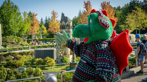 LEGOLAND Parkdrache Olli kann Weihnachten kaum noch erwarten und stimmt sich und die Parkbesucher schon mal auf das WinterWonder LEGOLAND vom 28. November 2025 bis 06. Januar 2026 ein.
