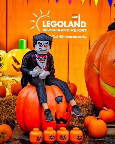 Entlang der dekorierten Gruselstraße in der Monster Hochburg LAND DER RITTER im LEGOLAND begegnen den Besuchern freundliche Hexen, LEGO Mumien und fröhliche Gespenster inmitten von tausenden echten Kürbissen.