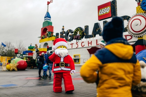 Mit dem LEGO® Weihnachtsmann startet für viele Familien der perfekte Wintertag im LEGOLAND Deutschland Resort. (c) Fabian Stoffers