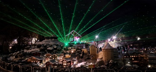 Die Lasershow über dem Miniland im LEGOLAND® Deutschland erzeugt atemberaubende und einzigartige Effekte. (c) LEGOLAND Deutschland