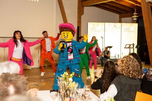 Im festlichen Rahmen und bei ausgelassener Stimmung wurden 91 saisonale und festangestellte Mitarbeiterinnen und Mitarbeiter des LEGOLAND Deutschland Resorts bei der Golden VIP Night 2025 für ihre langjährige Betriebszugehörigkeit geehrt.