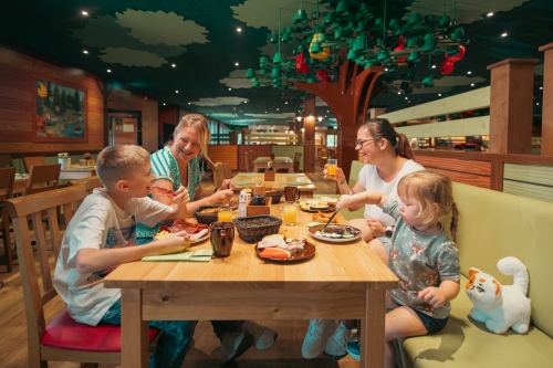 Beim Langschläfer-Frühstück darf die wichtigste Mahlzeit des Tages gern bis zum Mittag warten. Von 8:30 bis 13:00 Uhr erwartet die Gäste jeden Samstag ein reichhaltiges Frühstücksbuffet im Familienrestaurant „Hungriger Bär“ im LEGOLAND® Feriendorf bei Günzburg.
