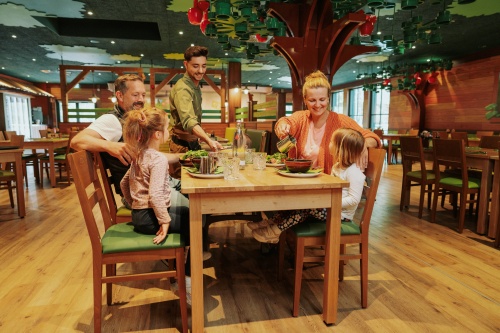 Am Sonntag geht das Genießen in die Verlängerung: Von 9:00 bis 14:00 Uhr verwandelt sich der „Hungrige Bär“ im LEGOLAND® Feriendorfin ein Brunch-Paradies. Während Mama und Papa in aller Ruhe einen Latte Macchiato genießen oder sich noch einen Nachschlag vom Buffet gönnen, können sich die Kleinen im LEGO® Spielzimmer austoben.