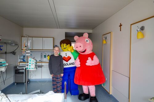 Zum Internationalen Kinderkrebstag am 15. Februar besuchten Peppa Wutz und LEGOLAND Boy die Patienten im Schwäbischen Kinderkrebszentrum und sorgten damit für Abwechslung im Therapiealltag.