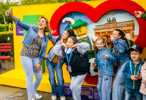 In der Hauptferienzeit vom 20. Juli bis 30 August 2026 verwandelt sich das LEGOLAND® Deutschland in ein buntes Festivalgelände.