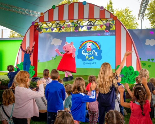 Direkt ab Saisonstart feiert die Familie gemeinsam "Peppas bunter Frühling". Danach folgen noch viele weitere fröhliche Events im PEPPA PIG Park Günzburg. 