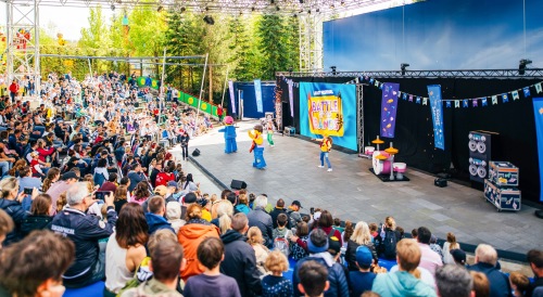 In der Hauptferienzeit vom 20. Juli bis 30 August 2026 verwandelt sich das LEGOLAND® Deutschland in ein buntes Festivalgelände.