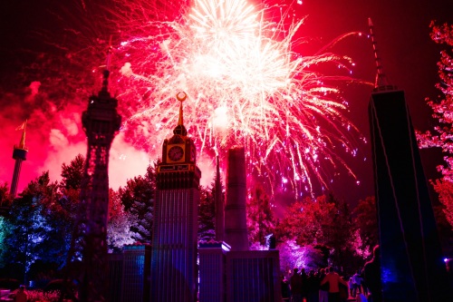 An den Samstagen 1., 8. und 15. August bleibt der LEGOLAND Park bis 22:00 Uhr geöffnet – mit Live-Musik für die ganze Familie und einem LEGOLAND® Feuerwerk als krönendem Abschluss. 