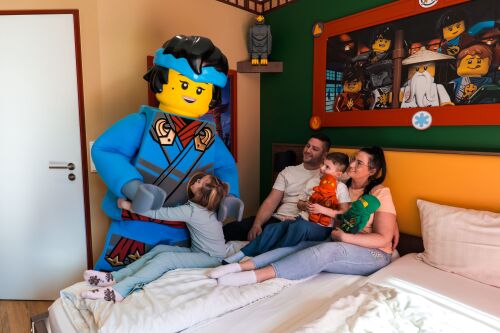 Im LEGOLAND Feriendorf geht das Familienabenteuer weiter in einem LEGO thematisierten Hotel, einer Lodge oder dem NINJAGO Quartier.