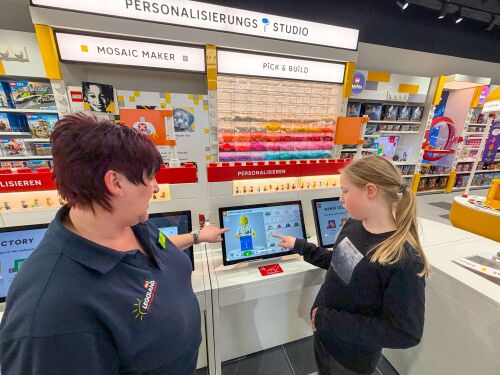 Im LEGOLAND öffnet zum Saisonstart am 28. März auch der größte LEGO Shop Deutschlands seine Türen mit u.a. neuen interaktiven Stationen, Minifigurenfabrik und Mosaik Maker, der aus Fotos persönliche Andenken für zuhause macht. 