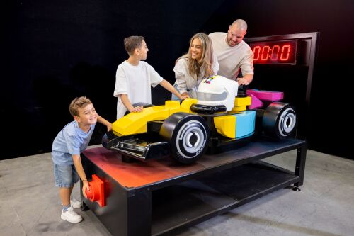 Beim LEGO Festival im LEGOLAND Deutschland Resort erleben Familien vom 20. Juli bis 30. August in der Thrill Zone mit LEGO F1 die Atmosphäre eines Renntags, wechseln Reifen gegen die Uhr, bauen eigene LEGO Rennwagen und lassen sich von der Show "Boxengasse Showtime" mitreißen.