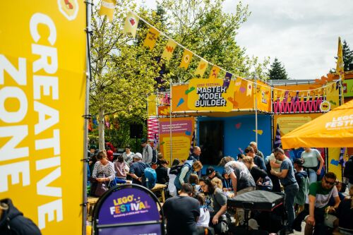 Das LEGO Festival im LEGOLAND ist die ultimative Feier des Spielens und dafür gemacht, dass Kinder die Führung übernehmen. Es soll Kreativität entfachen, die Fantasie beflügeln und Familien durch interaktive Erlebnisse zusammenbringen. 