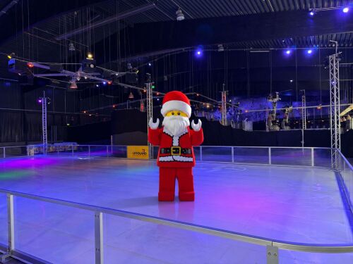 Auch der LEGO® Weihnachtsman schaut vor dem Start ebenfalls vorbei und inspiziert die Eisfläche.