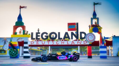 Das nahezu maßstabsgetreue Großmodell des F1 Rennwagens, das noch bis zum 30. August im LEGOLAND Deutschland aus nächster Nähe bestaunt werden kann, besteht aus fast 400.000 LEGO Steinen und wiegt rund 1,5 Tonnen.