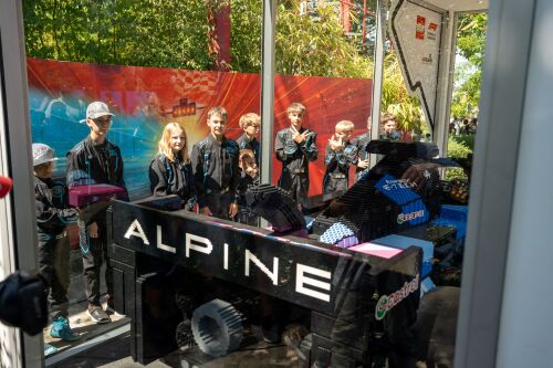 Nachwuchsrennfahrer*innen des RC Günzburg und des MAC Königsbrunn bestaunen den lebensgroßen LEGO F1® Rennwagen des BWT Alpine F1® Teams.