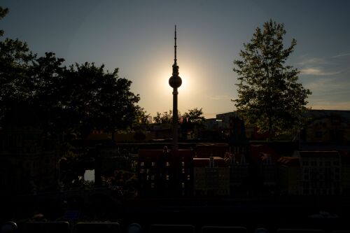 Der Berliner Fernmeldeturm aus LEGO Steinen im LEGOLAND Deutschland. Zusammen mit dem Sonnenkreis bildet er die perfekte Kulisse für das im Dunkeln liegende MINILAND. Fotograf: Luis Baumeister, TMC Media