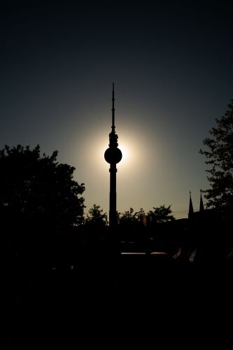 Der Berliner Fernmeldeturm aus LEGO Steinen im LEGOLAND Deutschland. Zusammen mit dem Sonnenkreis bildet er die perfekte Kulisse für das im Dunkeln liegende MINILAND. Fotograf: Luis Baumeister, TMC Media