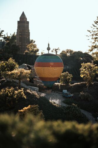 Schattenspiele kurz vor der Sonnenfinsternis über dem MINILAND im LEGOLAND Deutschland Resort. Fotograf: Luis Baumeister, TMC Media