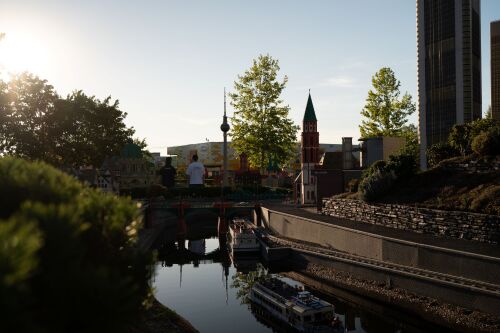 Schattenspiele kurz vor der Sonnenfinsternis über dem MINILAND im LEGOLAND Deutschland Resort. Fotograf: Luis Baumeister, TMC Media