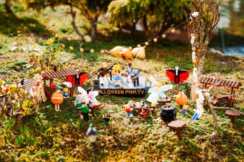 Vom 3. Oktober bis zum 8. November wird es bei Halloween im LEGOLAND Deutschland Resort frech, bunt und schaurig-schön.