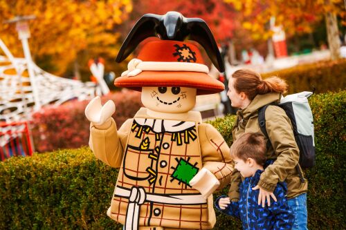 Während Halloween im LEGOLAND Deutschland Resort vom 3. Oktober bis 8. November steht die freundliche LEGO Vogelscheuche im LaBOOrynth für gemeinsame Erinnerungsfotos bereit.