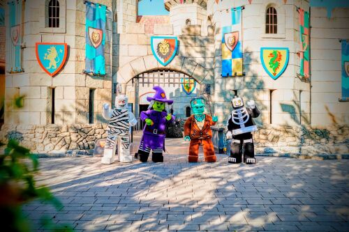 Bei Halloween im LEGOLAND Deutschland Resort vom 3. Oktober bis 8. November dürfen Kinder sich zwischen Kürbissen, Spinnweben und freundlichen LEGO Halloween-Bewohnern kindgerecht gruseln und dabei jede Menge Schabernack treiben.