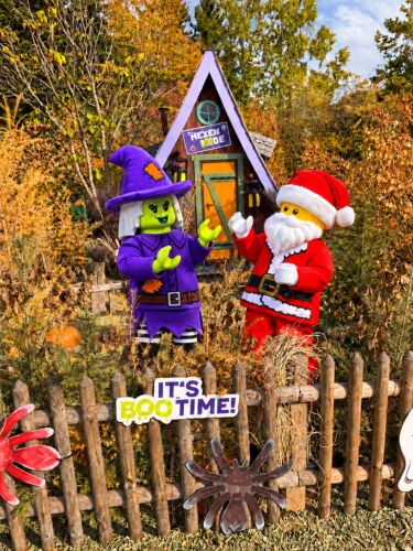 Am 28. Oktober übernimmt im LEGOLAND der LEGO Weihnachtsmann für einen Tag die Hexen BOOde von der LEGO Hexe und überrascht die kleinen und großen Gäste mit sauren Würmern, gruseligen Augen und blubbernder Brause.