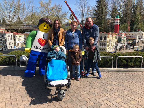 Mit seiner Familie erkundete der 8-jährige Jacob in seinem Pflegerollstuhl das Miniland von LEGOLAND Deutschland.