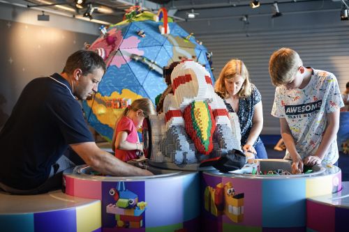 Im neuen "Rebuild the World - Planet LEGOLAND" können kleine und große Gäste eigene Modelle erschaffen und auf einer riesigen, aus 200.000 LEGO Steinen erbauten Weltkugel platzieren.