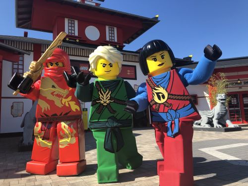 Während der LEGO NINJAGO Jubiläumswochen im Juli und August treffen die Parkbesucher beim Meet & Greet auf die Ninja-Helden Kai, LLoyd und Nya in der LEGO NINJAGO WORLD im LEGOLAND Deutschland.