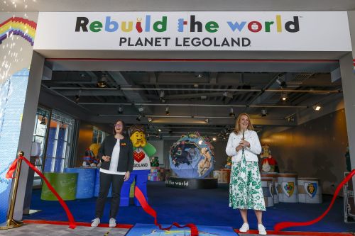 Manuela Stone, Geschäftsführerin LEGOLAND Deutschland (links), und Karen Pascha-Gladyshev, Geschäftsführerin LEGO GmbH D/A/CH (rechts), eröffneten gemeinsam das neue LEGO Kreativzentrum „Rebuild the World – Planet LEGOLAND“.