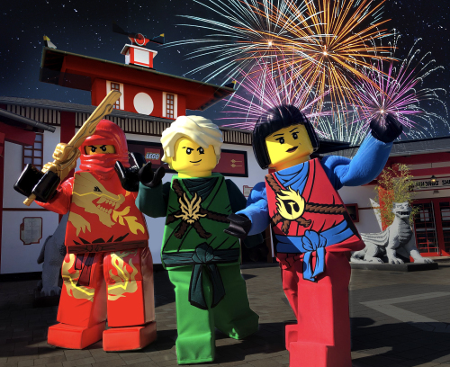 Bei den Langen Nächten am 31. Juli sowie 07. und 14. August im LEGOLAND Deutschland wird zur Einleitung des spektakulären Abschlussfeuerwerks die Entstehungsgeschichte von LEGO NINJAGO erzählt.
