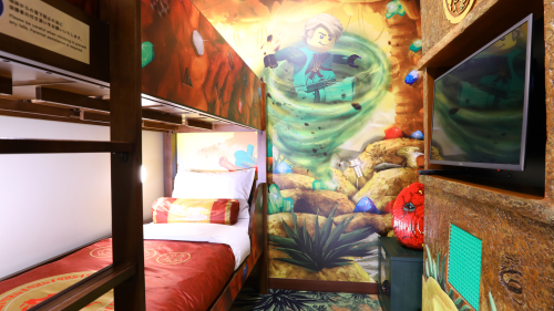 Kleine Ninja-Anwärter schlafen abends glücklich und zufrieden in den separaten Kinderzimmern der Unterkünfte des NINJAGO Quartiers ein (Beispielzimmer).