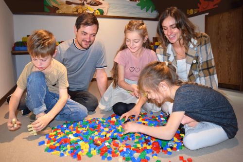 Bei der LEGOLAND Familien-Challenge haben Familien bis zum 23. Januar Zeit, ein Kunstwerk aus LEGO Steinen zum Motto "Das LEGOLAND wir 20 - Baut eine Geburtstagsüberraschung" zu bauen und ein Foto davon einzusenden.