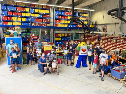 Die fünf Gewinner der LEGOLAND Familien-Challenge 2020/21 bei ihrer Siegerehrung in der Modellbauwerkstatt. 