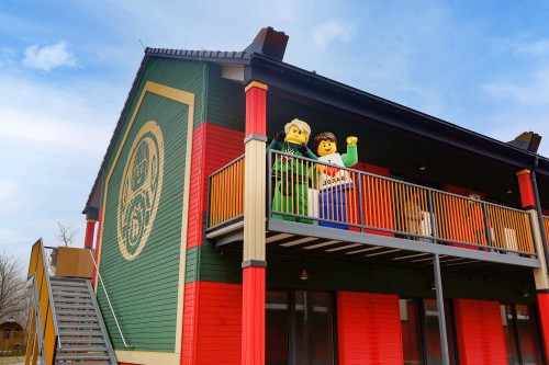 Die NINJAGO Character winken von ihrem neuen Quartier im LEGOLAND Feriendorf