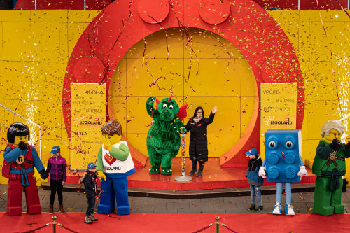 An der Seite der LEGOLAND Stars und mit viel Konfetti eröffnete LEGOLAND Geschäftsführerin Manuela Stone die Jubiläumssaison.