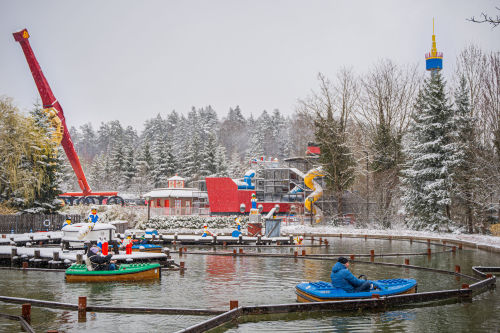 Trotz des Schnees: Die Parkbesucher genießen den ersten Öffnungstag in der Jubiläumssaison 2022.