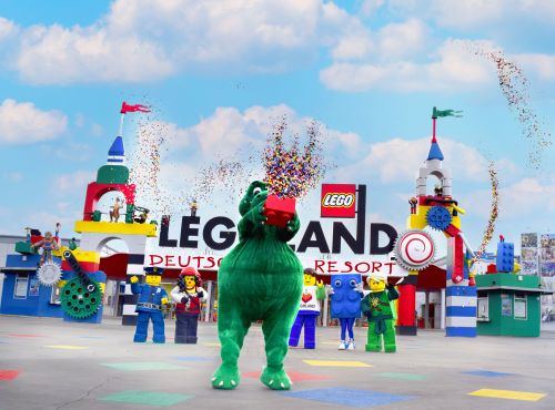 Parkmaskottchen Olli und seine LEGO Freunde feiern die ganze Saison hindurch den 20. Geburtstag von LEGOLAND Deutschland.