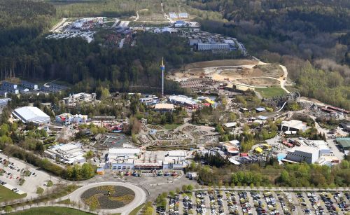 Das LEGOLAND Deutschland von oben – Luftaufnahmen April 2022. Oben rechts im Bild erkennbar: Die Baustelle 2023. Der Familien-Freizeitpark wächst weiter.