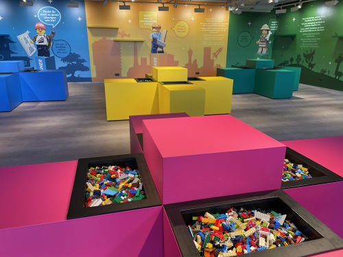 Je nach Spiel-Typ werden den LEGOLAND Besuchern kreative Herausforderungen zugeteilt im neuen Kreativzentrum zugeteilt.