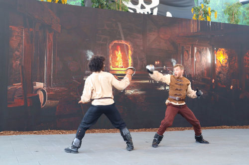 Die Piraten sind los - bei der brandneuen, multimedialen Piratenshow im LEGOLAND® Deutschland im Juli und August mit Feuerschwert-Kämpfern, wagemutigen Artisten, feurigen Auftritten und dem berüchtigten Schleuderbrett.